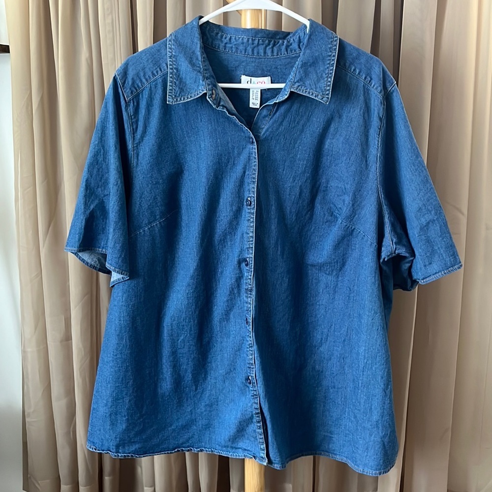 2X short sleeve chambray button front shirt. $20 Denim and Company​